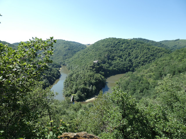 Nous arrivons en vue de la chapelle de Las Planques, mais la descente sera rude pour arriver à la passerelle...