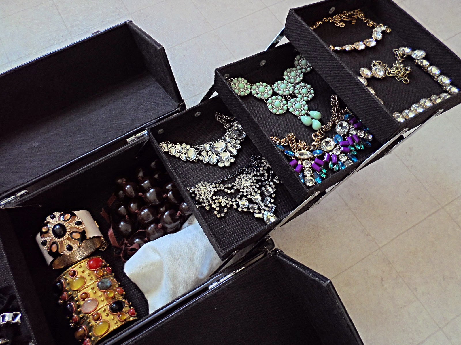 CAROUSEL SiX How To Store Large Pieces Of Jewelry