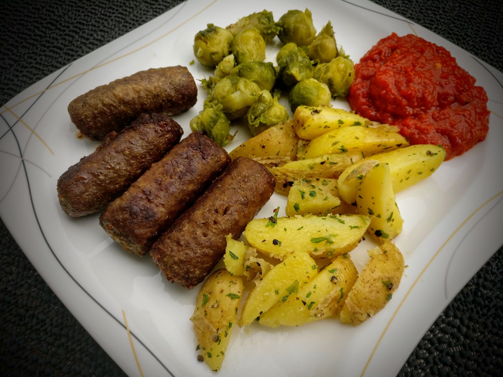 Cevapcici mit Kartoffeln und Kohlsprossen