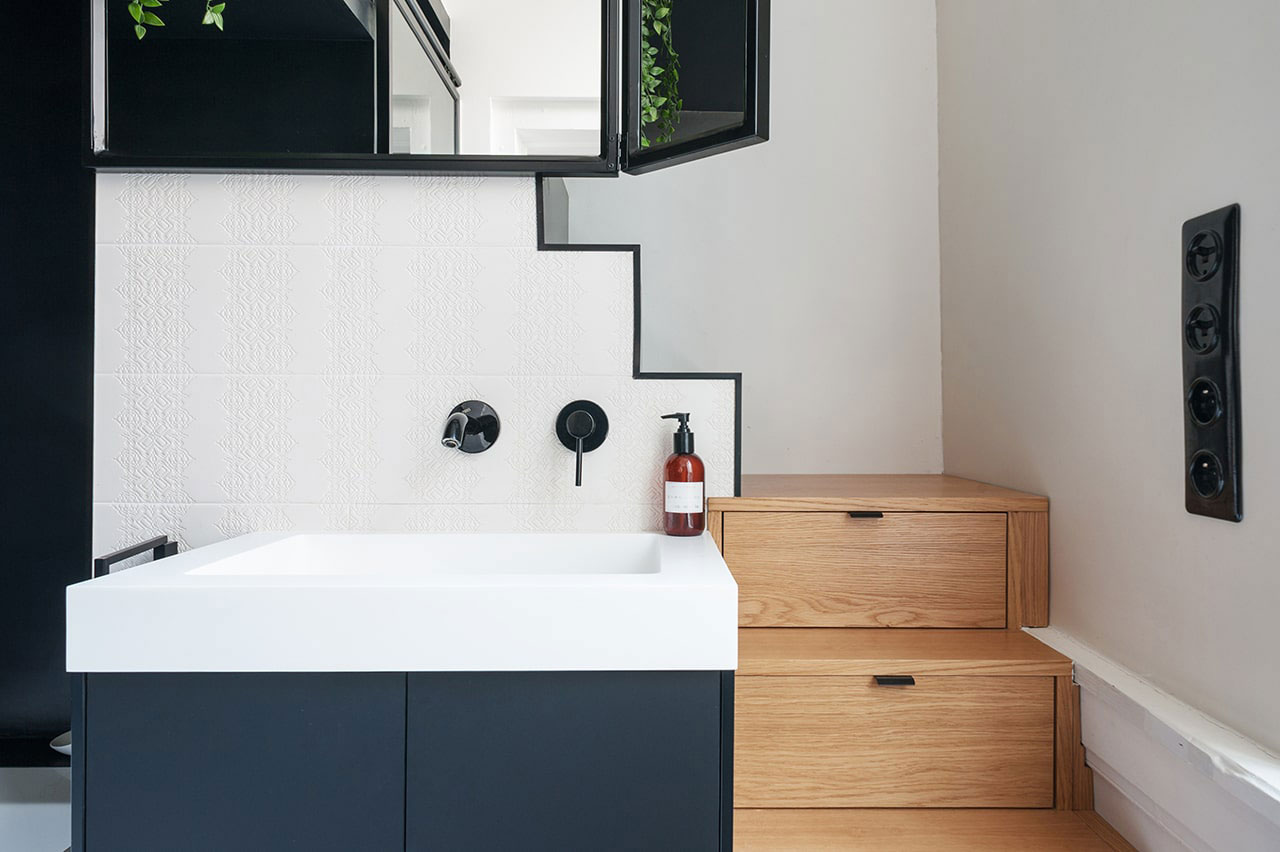 Black & white apartment in an 18th-century house in Rennes, France