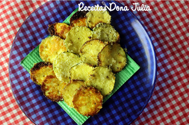 "Chips de abobrinha com parmesão"