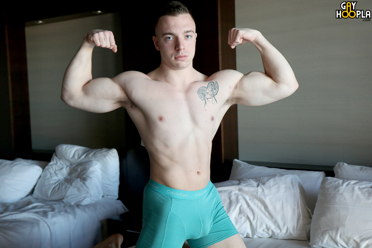 Dustin Hazel золотой трусах gayhoopla