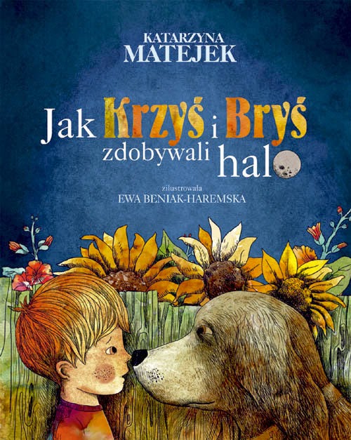 Katarzyna Matejek, Jak Krzyś i Bryś zdobywali halo, il. Ewa Beniak-Haremska, Warszawa „bis” 2014 Dziecięcy świat jest pełen tajemnic, magii, wyzwań i zagadek do rozwiązania. Postrzeganie i rozumienie świata odbiega od tego, które jest elementem świata dorosłych. To, co nam wydaje się oczywiste dla naszych pociech może być owiane aurą tajemniczości, ponieważ nie weszły one jeszcze całkowicie w tajniki języka i nie zbadało jeszcze dobrze świata. Zasłyszane fragmenty rozmów posklejane w całość często dodatkowo deformują świat dorosłych. „Jak Krzyś i Bryś zdobywali halo” to opowieść o chłopcu i jego wielkiej miłości do towarzysza dziecięcych zabaw: psa. Ich wzajemne uwielbienie jest tak wielkie, że pragną spędzać ze sobą każdą chwilę, również podczas snu. Niestety każde ma swoje miejsce. To sprawia, że chłopiec zaczyna marzyć o telefonie dla siebie i psa, aby mógł się ze swoim przyjacielem dzielić każdą piękną chwilą oraz opowiadać mu bajki przed snem, które usłyszał od taty. Pewnego dnia Krzyś dowiaduje się, że Księżyc ma halo. Tata zamiast bajki opowiada mu o zjawiskach astrologicznych. Zgodnie z dziecięcą logiką dochodzi do wniosku, że dzięki halo nie będzie musiał dostawać telefonu. Wielodniowe eksperymenty i poszukiwania mogą śmieszyć dorosłego, ale w małym czytelniku wywołują zainteresowanie. Są one nie tylko interesujące, ale sprawiają, że dzieci same zaczynają zastanawiać się jak owo „halo” można zdobyć. Odległości i przeszkody znane tylko nam dorosłym nie są brane pod uwagę, ponieważ powoli rozrastający się świat Krzysia sąsiaduje ze światami innych dzieci, którym nie brakuje fantazji w spełnianiu marzeń i rozwiązywaniu problemów. Piękne ilustracje na pograniczy naturalizmu i estetyki z czasów PRL-u, śliskie strony, twarda okładka oraz duże litery zachęcą dzieci do samodzielnego czytania.  Książka Katarzyny Matejek jest ciepłą opowieścią o wielkiej przyjaźni dziecka i zwierzęcia. Polecam szczególnie tym maluchom, które mają takich kompanów zabaw. więcej informacji na stronie wydawcy