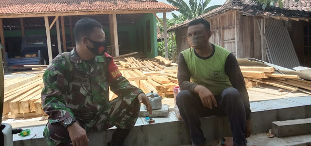 Berbagi Pengalaman, Babinsa Pengkok Komsos Bersama Tukang Kayu