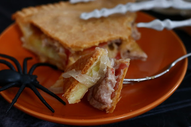 Мясной пирог с картофелем и сыром на Хэллоуин