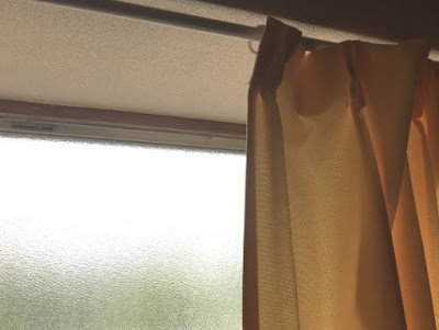 突っ張り棒とカーテンと夏の光