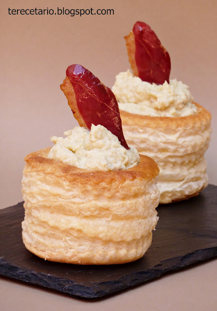  VOULOVANT RELLENO DE PATÉ DE ALCACHOFAS CON CRUJIENTE DE JAMÓN DE PATO 