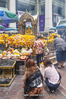 Worshippers, Erawan Shrine, Bangkok, Thailand