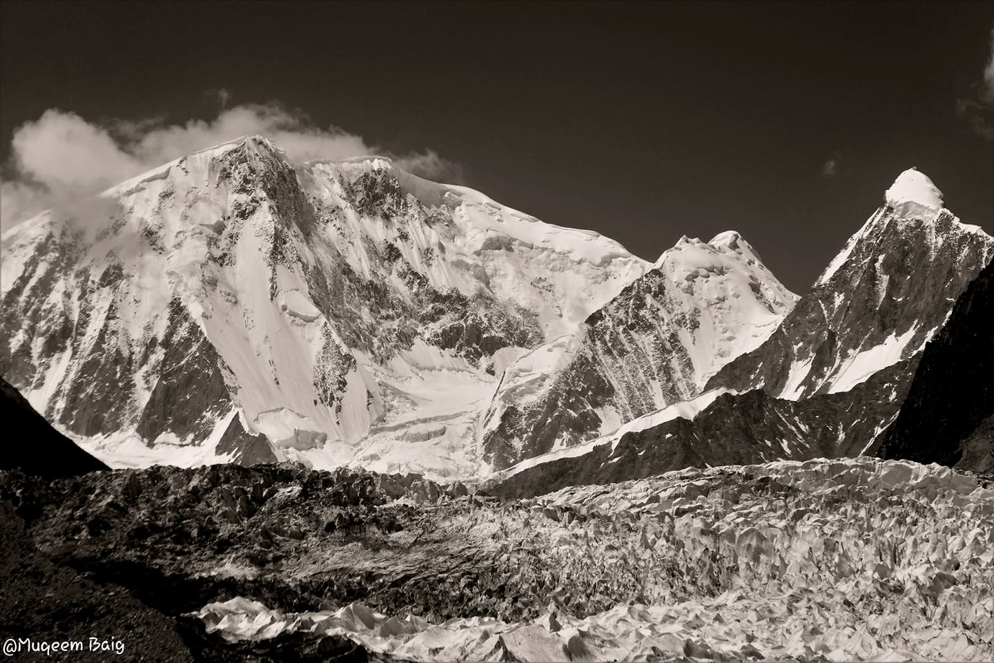 Longest Pasu Glacier in Pasu valley. Batura Muztagh Pasu valley. peak in Pasu valley Passu Sar/Pasu Sar East 6842 m (left), Noukarsich 6498 m (middle) & Maidon Sar 6085 m Passu Glacier Batura Muztagh Karakoram Hunza, Gilgit Baltistan Pakistan