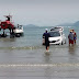 Carro vira atração ao atolar na praia 