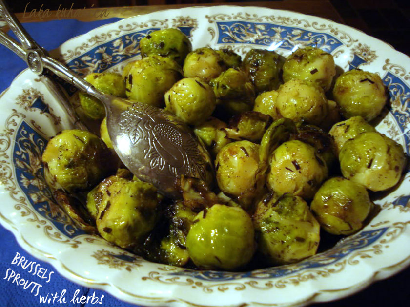 Začinjeni kelj pupčar ☆ Brussels sprouts with herbs Brussels sprouts with herbs by Laka kuharica: aromatic and easy to make side - dish full of buttery flavor.