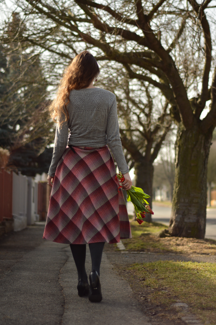 red tulips, spring fashion, thrifted outfit, reds and greys, personal style blog, georgiana quaint, český módní blogger