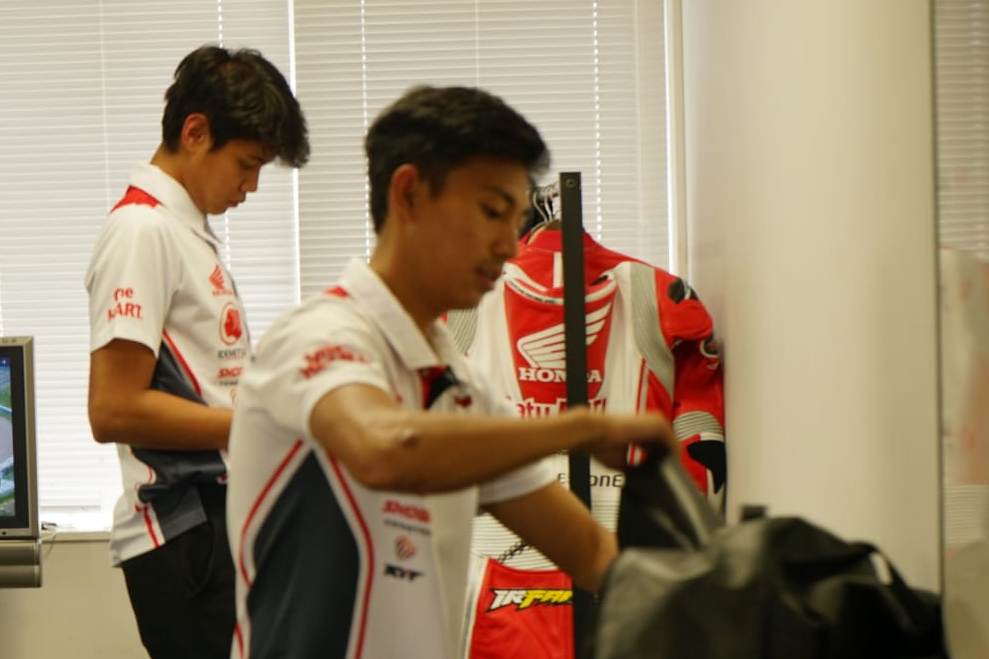 Begini Cara Pembalap Astra Honda dalam Merawat Baju Balap