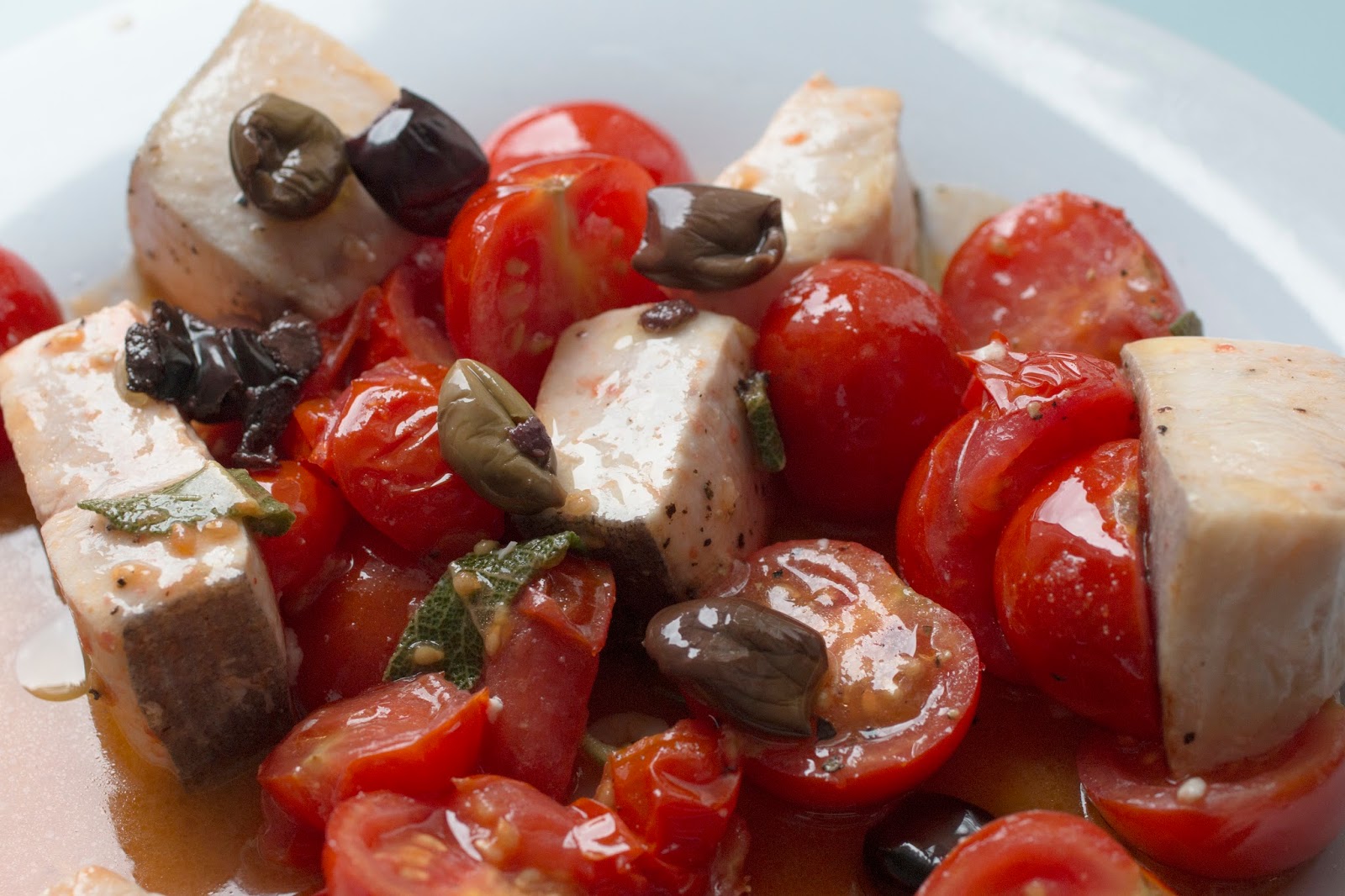 mani in pasta Pesce Spada in Padella Swordfish Chunks