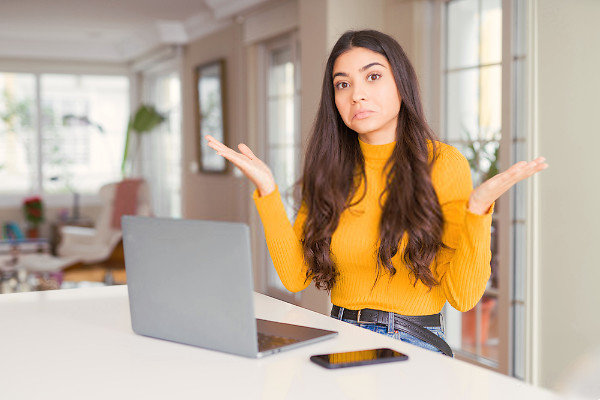 hosting wordpress Chica trabajando en su ordenador portátil se pregunta qué es un hosting wordpress