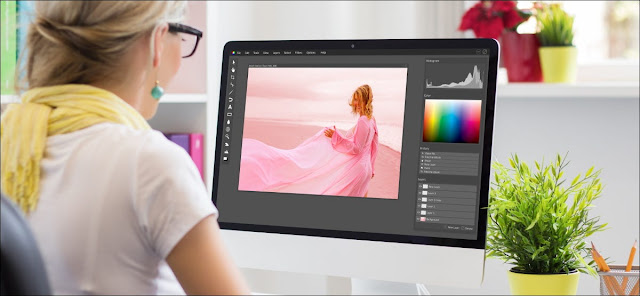 فنان تصميم رسومات يستخدم Adobe Photoshop على جهاز Mac.