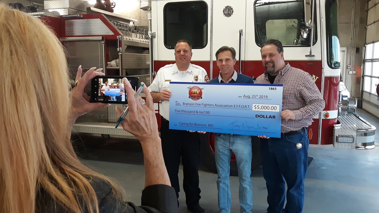 Branson's Tour Guide Terry Sanders Presents 5,000 Check To Branson