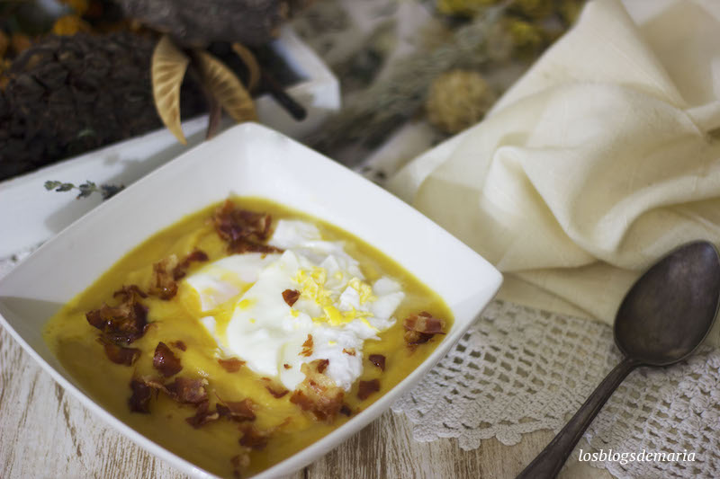 Crema de calabaza e hinojo con huevo pochado y virutas de bacon crujiente