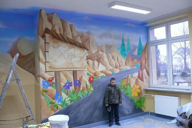 Malowanie obrazu na ścianie w szkole, motyw bajkowy, aranżacja kotytaża w szkoloe 