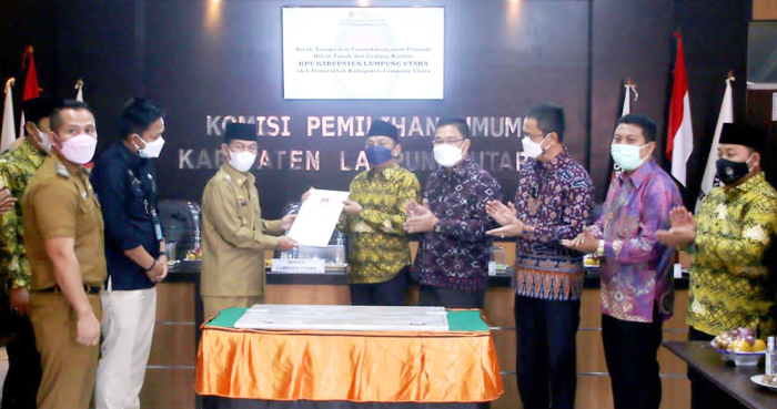 Dukung Keberadaan KPU, Pemda Lampura Berikan Hibah Tanah & Gedung