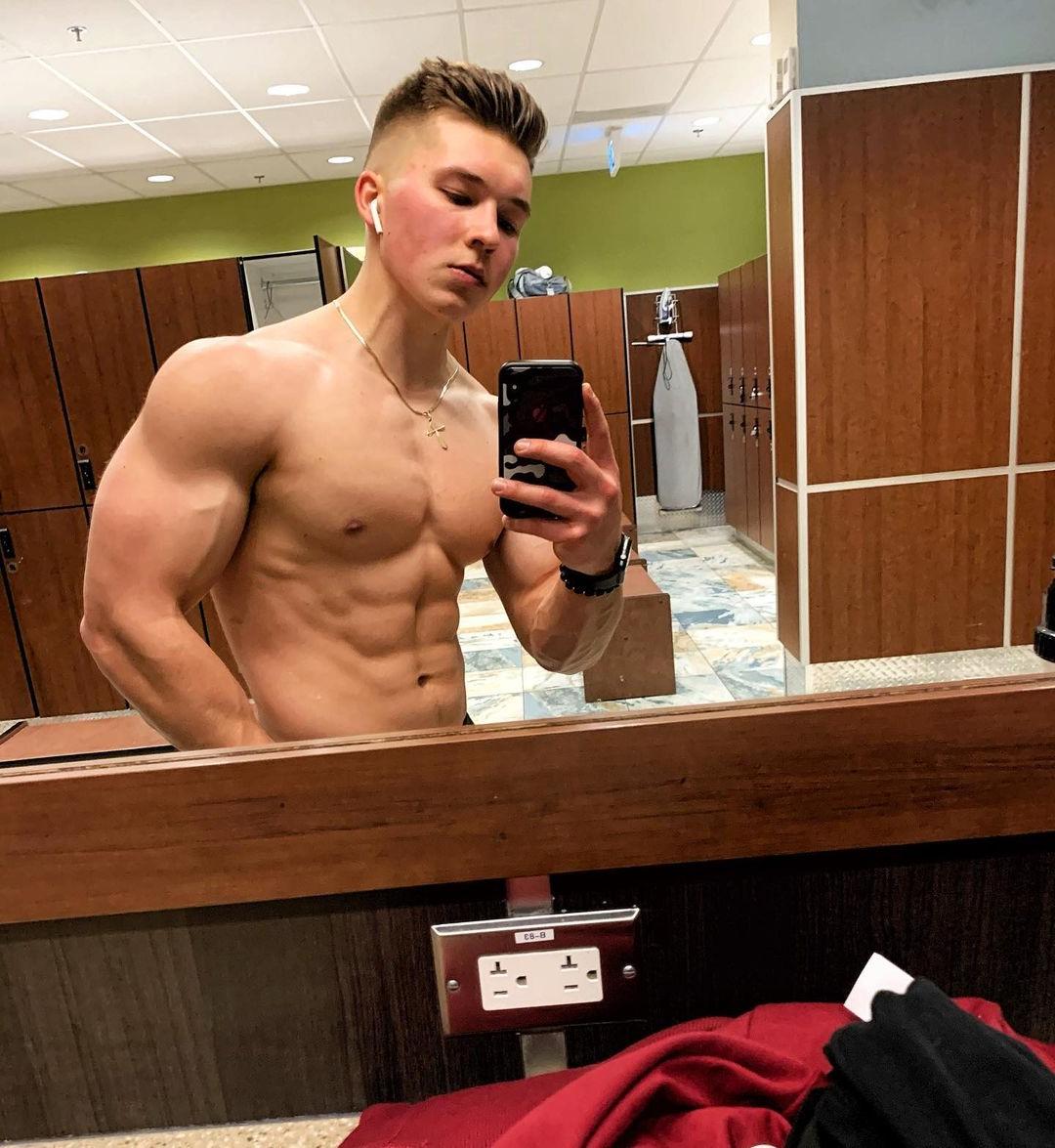 cute-shirtless-college-dudes-bret-mossing-straight-baited-hot-bad-boy-selfie