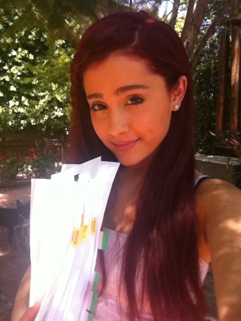 Oh my Grande Ariana just signed to Universal Republic Records