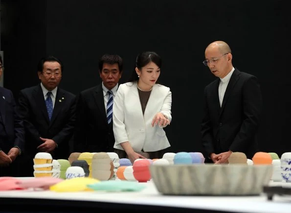 Princess Mako attended opening ceremony of the International Ceramics Festival and visited the Mosaic Tile Museum