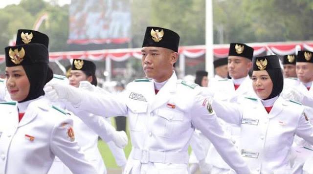 Membanggakan, Pemuda OKI turut Kibarkan Bendera Pusaka di Istana