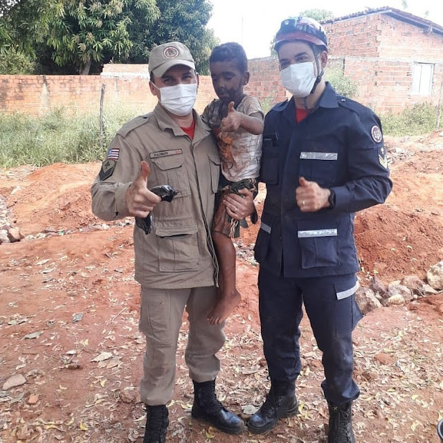 Em Timon, o Corpo de Bombeiros fez o resgate do pequeno Jason. O menino havia caído em um buraco de construção com um dos joelhos dobrado.