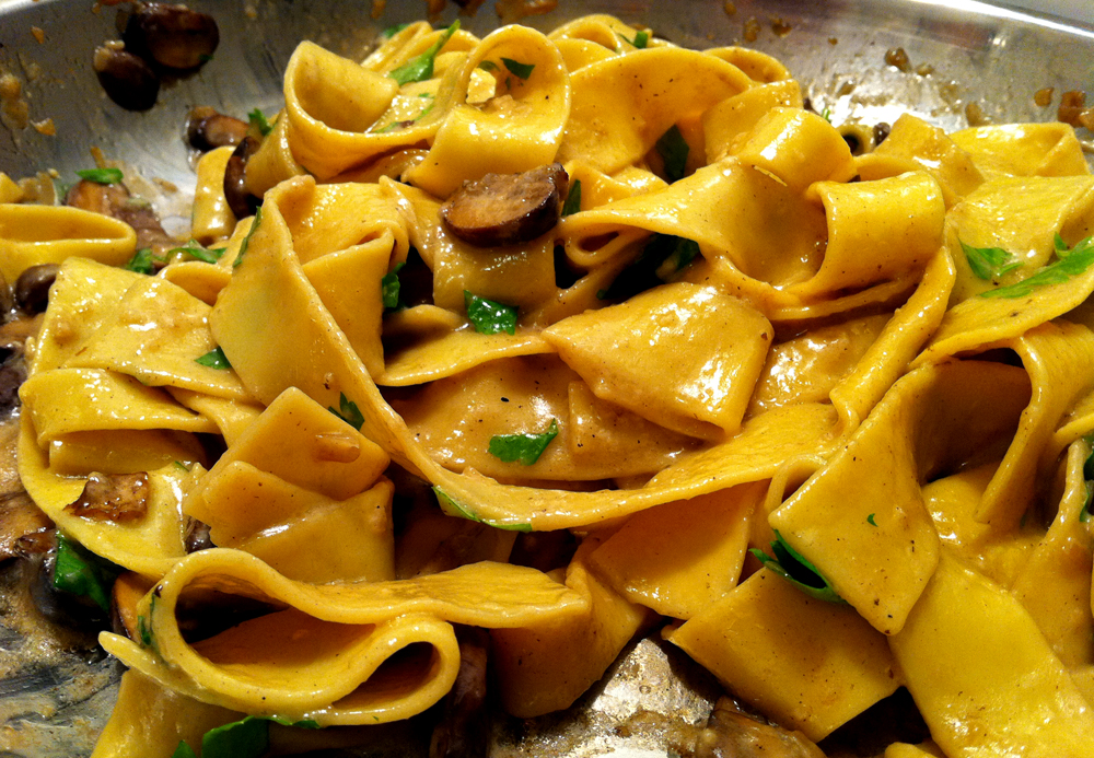 Макароны паппарделле италия. Папарделле арабьята. Папарделли паста. Паппарделле паста и фетучини. Паста паппарделле блэк.