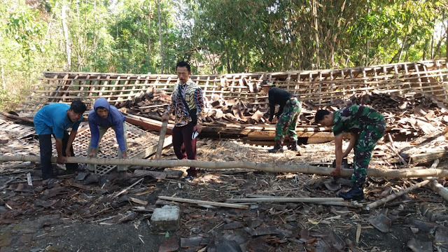 Hujan Disertai Angin Kencang Picu Pohon Tumbang dan Rumah Roboh Hujan Disertai Angin Kencang Picu Pohon Tumbang dan Rumah Roboh