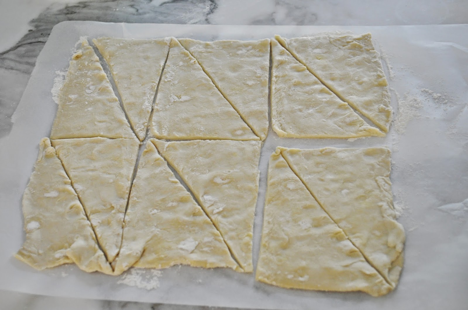Слоеное тесто нужно раскатывать. Ромбики из слоеного теста. Разрезать тесто на круассаны. Треугольник для круассана. Тесто режем на треугольники.