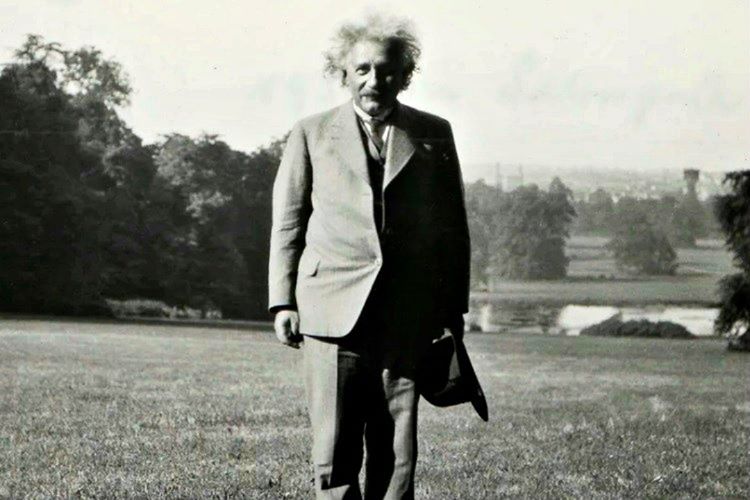 Einstein düşüncelerini geliştirmek için günlük yürüyüşler yapardı, yürümek yeni fikirler bulmasını sağlıyordu.