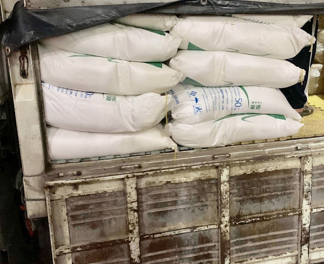 Quảng Ngãi: Tạm giữ 3 tấn đường cát nghi nhập lậu