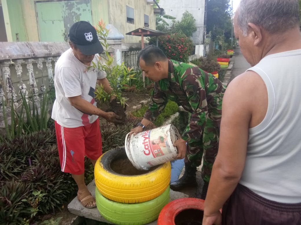 Kreatif Babinsa Dan Warga Lomanis Manfaatkan Barang Bekas Jadi Pot Tanaman Indonesia Media Center