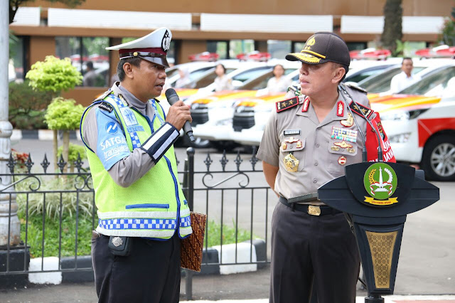 Kapolda Beri Penghargaan ke Aiptu Sutisna Seusai Dimaki dan Dicakar Pegawai MA Kapolda Beri Penghargaan ke Aiptu Sutisna Seusai Dimaki dan Dicakar Pegawai MA
