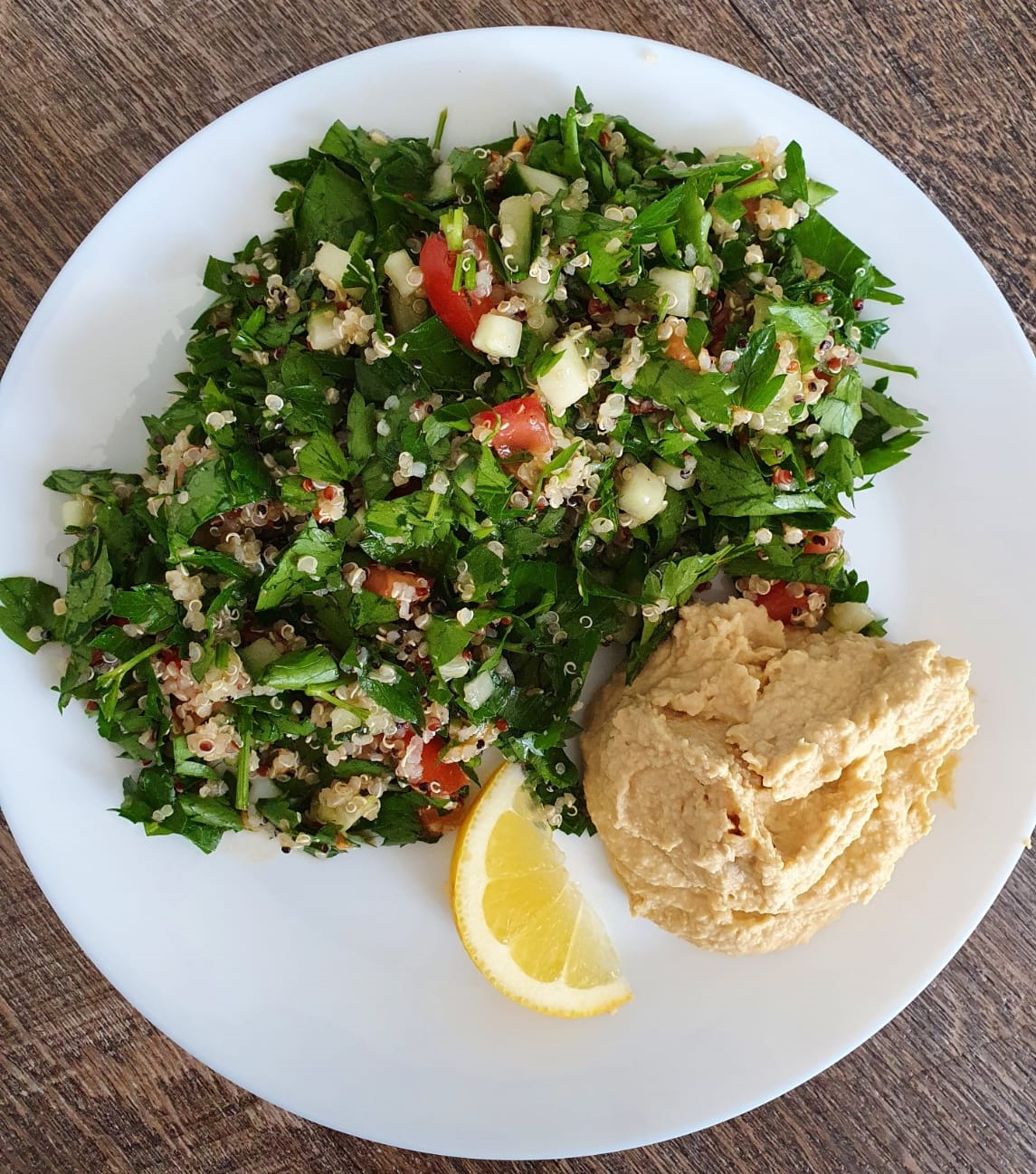 Quinoa-Petersilien-Salat mit selbstgemachtem Hummus
