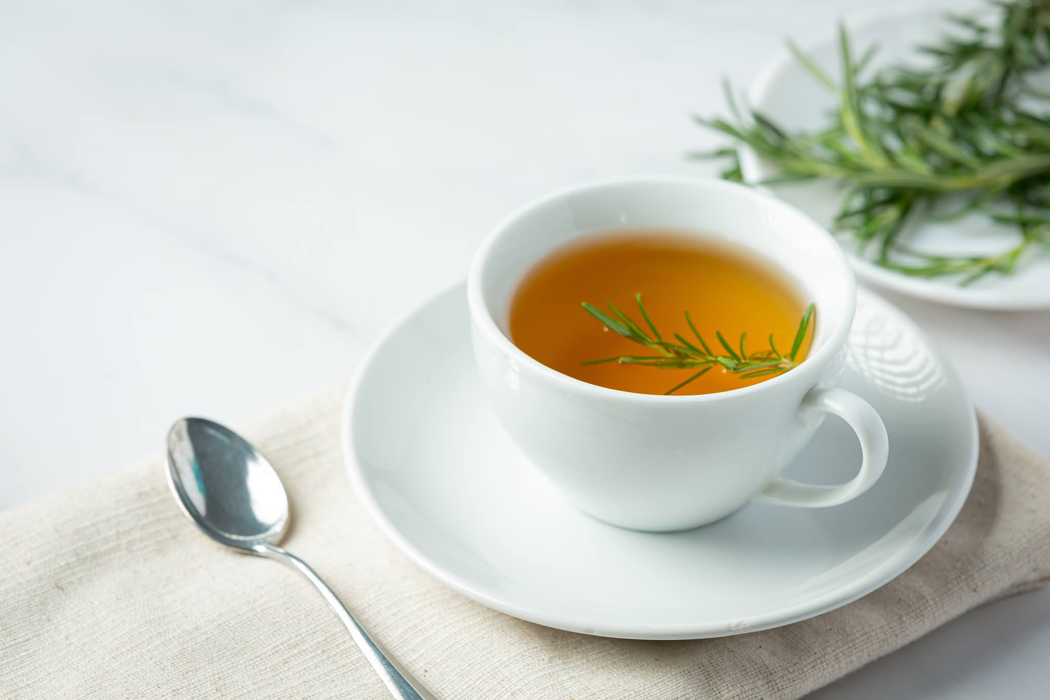 Conheça os 10 benefícios do chá de alecrim para a saúde