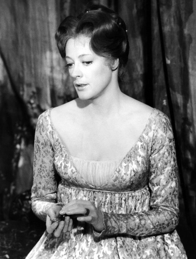 30 Black and White Photos of a Young Maggie Smith, Who Plays