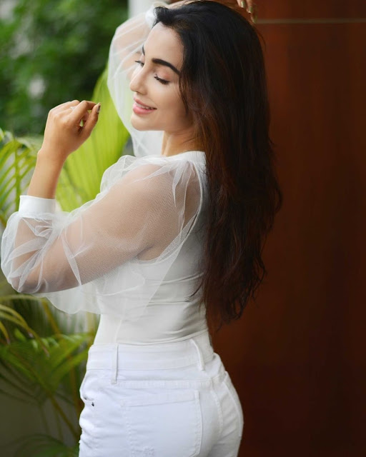 Actress Parvati Nair Latest Instagram Pictures in White Dress Actress Trend