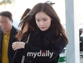 SNSD's Yoona Wearing All-Black at The Airport and Show A Gloomy Face
