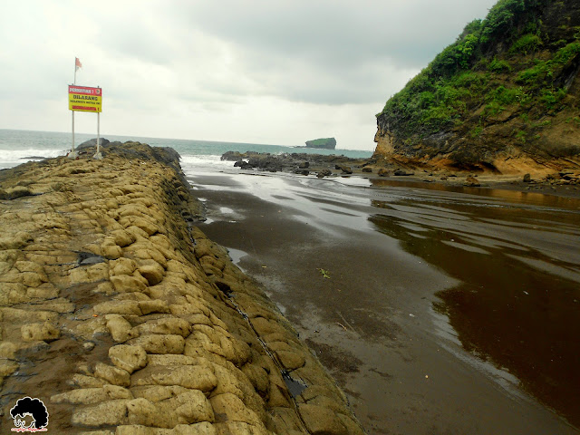 Batu memanjang bersisik ular