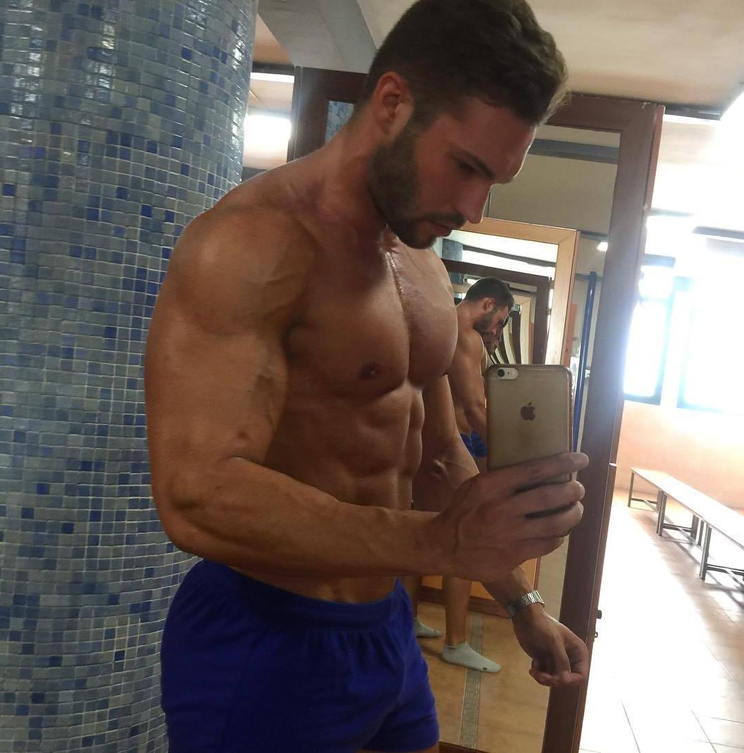 shirtless-beefy-arnau-serra-hunk-selfie-pictures