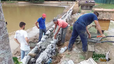Bizzarri, da Bizzarri Pedras, ajudando na concretagem das vigas no muro de pedra em volta do lago em Cotia-SP. 23 de maio de 2017.