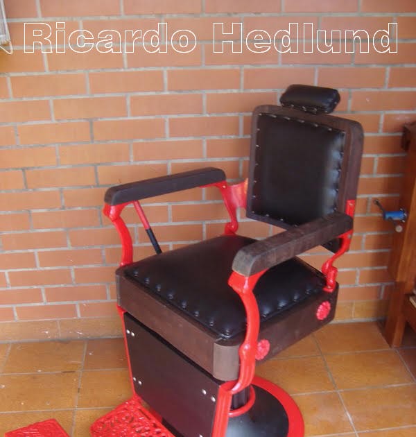Antiga cadeira de barbeiro do fabricante Ferrante, na c