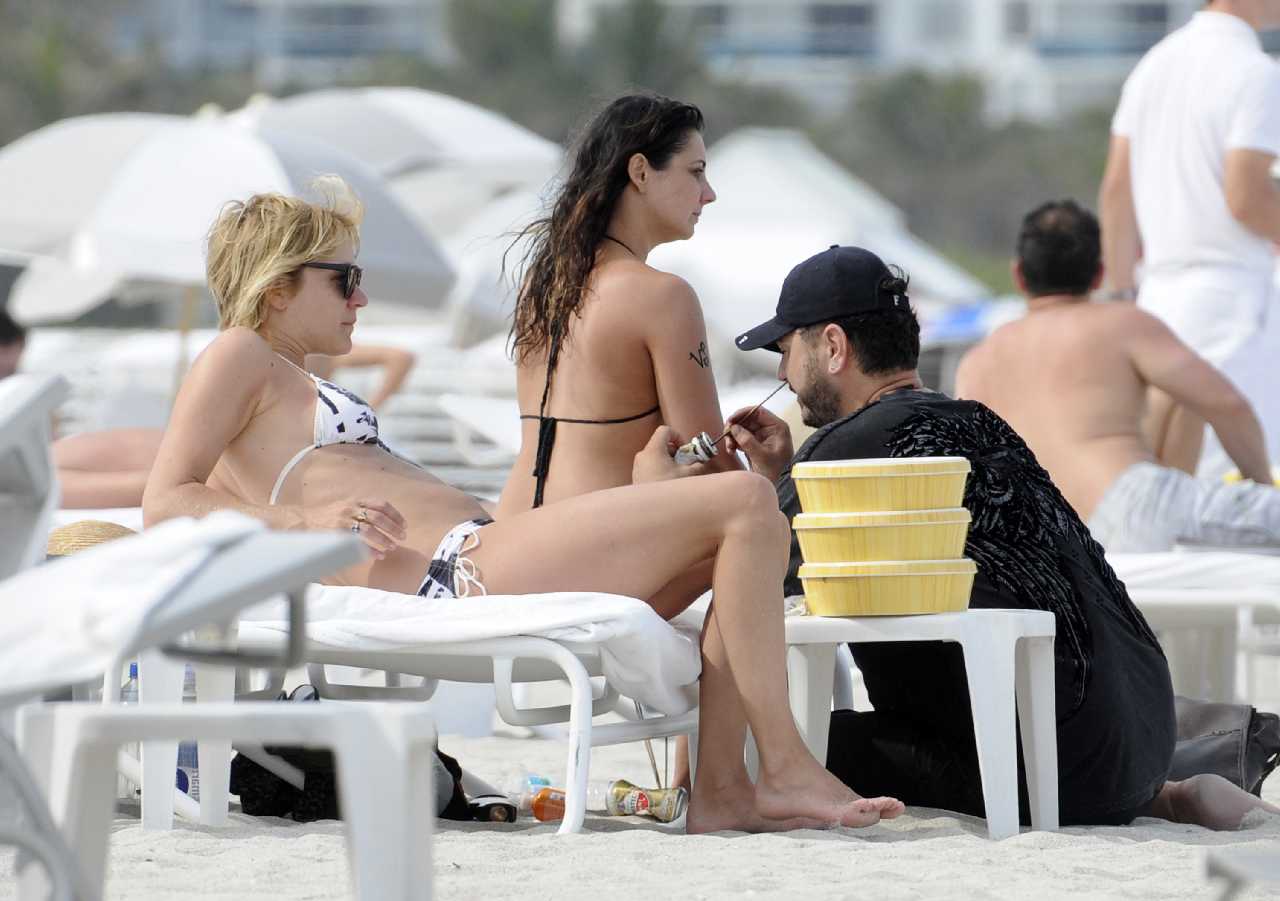 http://1.bp.blogspot.com/-TVaGTlQjSKg/T59bOk1Y3dI/AAAAAAABPWo/IfXd_l5atfg/s1600/Chloe+Sevigny+paraded+her+black+&amp;+white+tie-dye+bikini+on+Miami+sun+lounger+14.jpg
