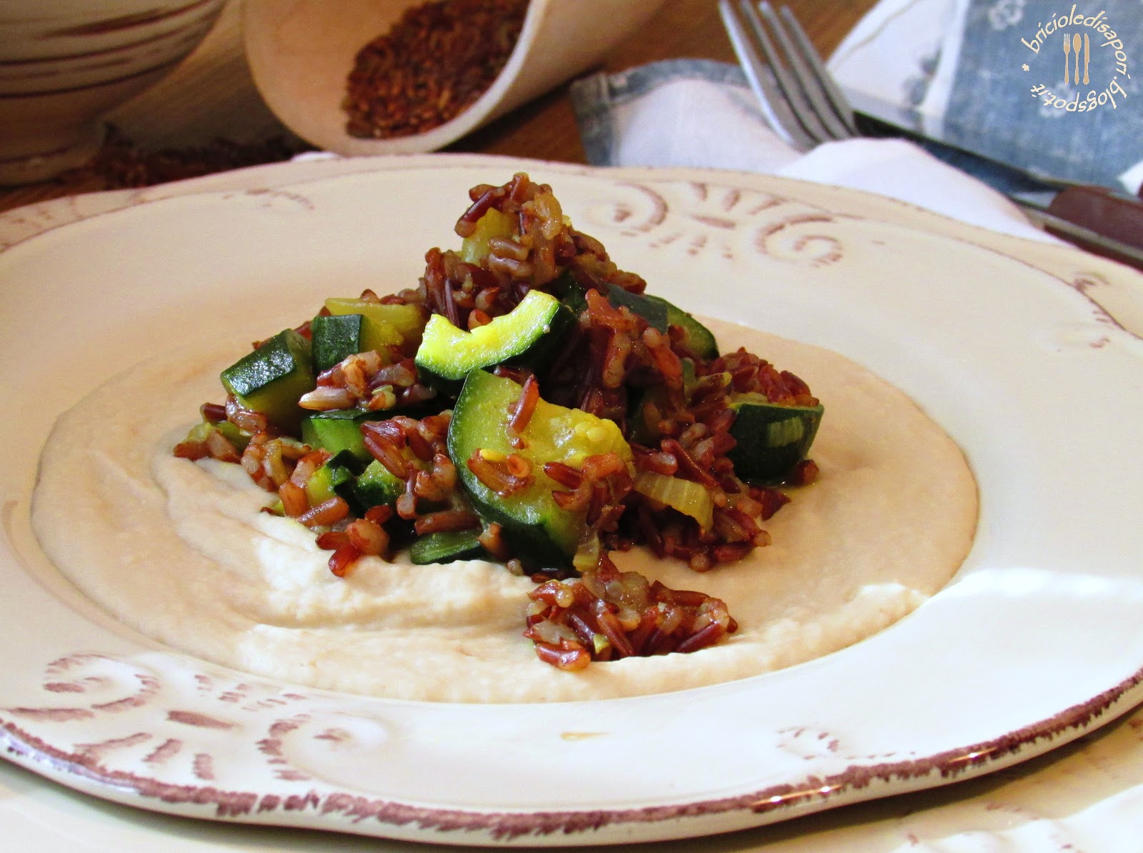 Riso rosso integrale con zucchine e curry su crema di