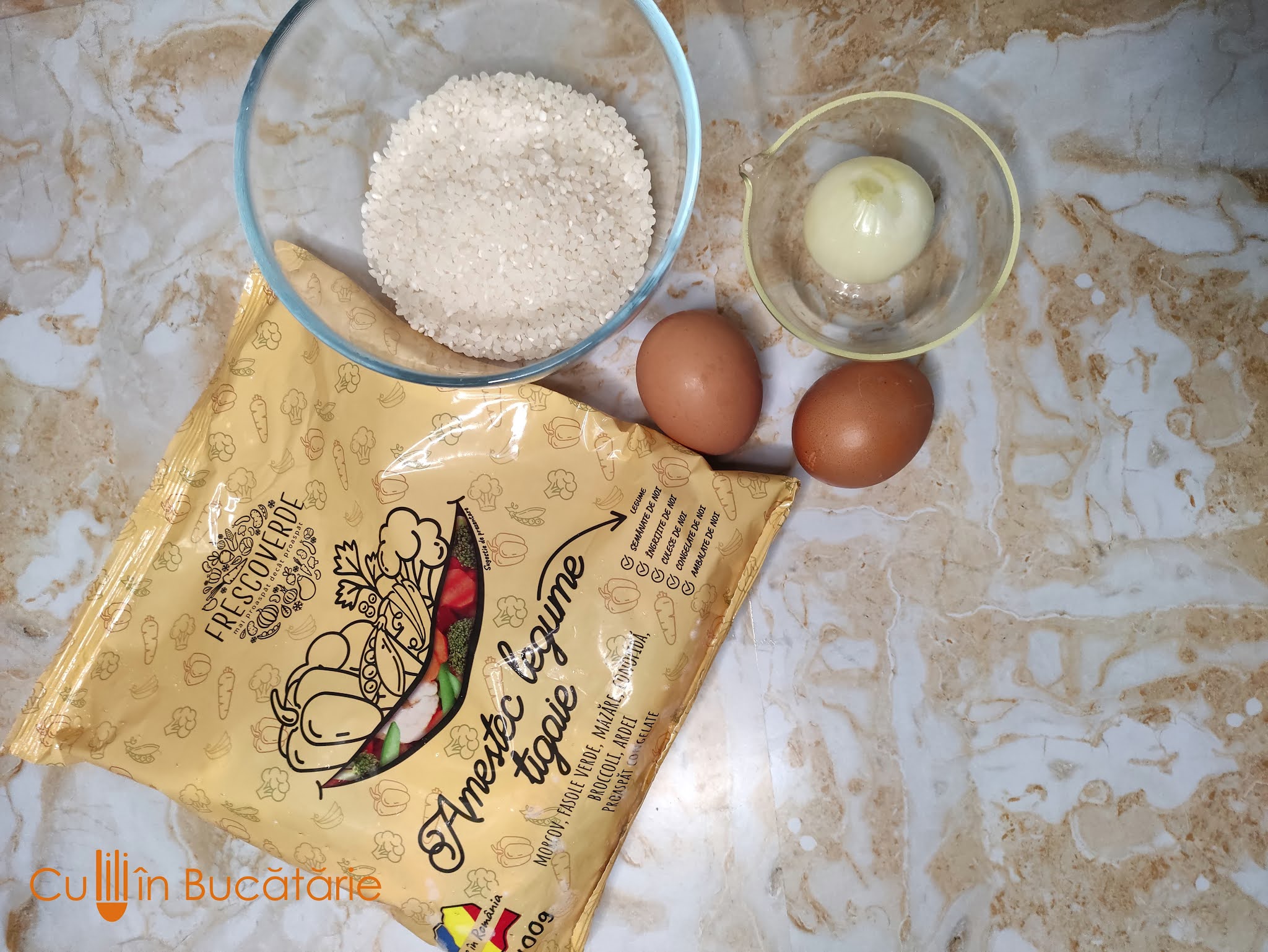 Orez prăjit, cu legume și ou