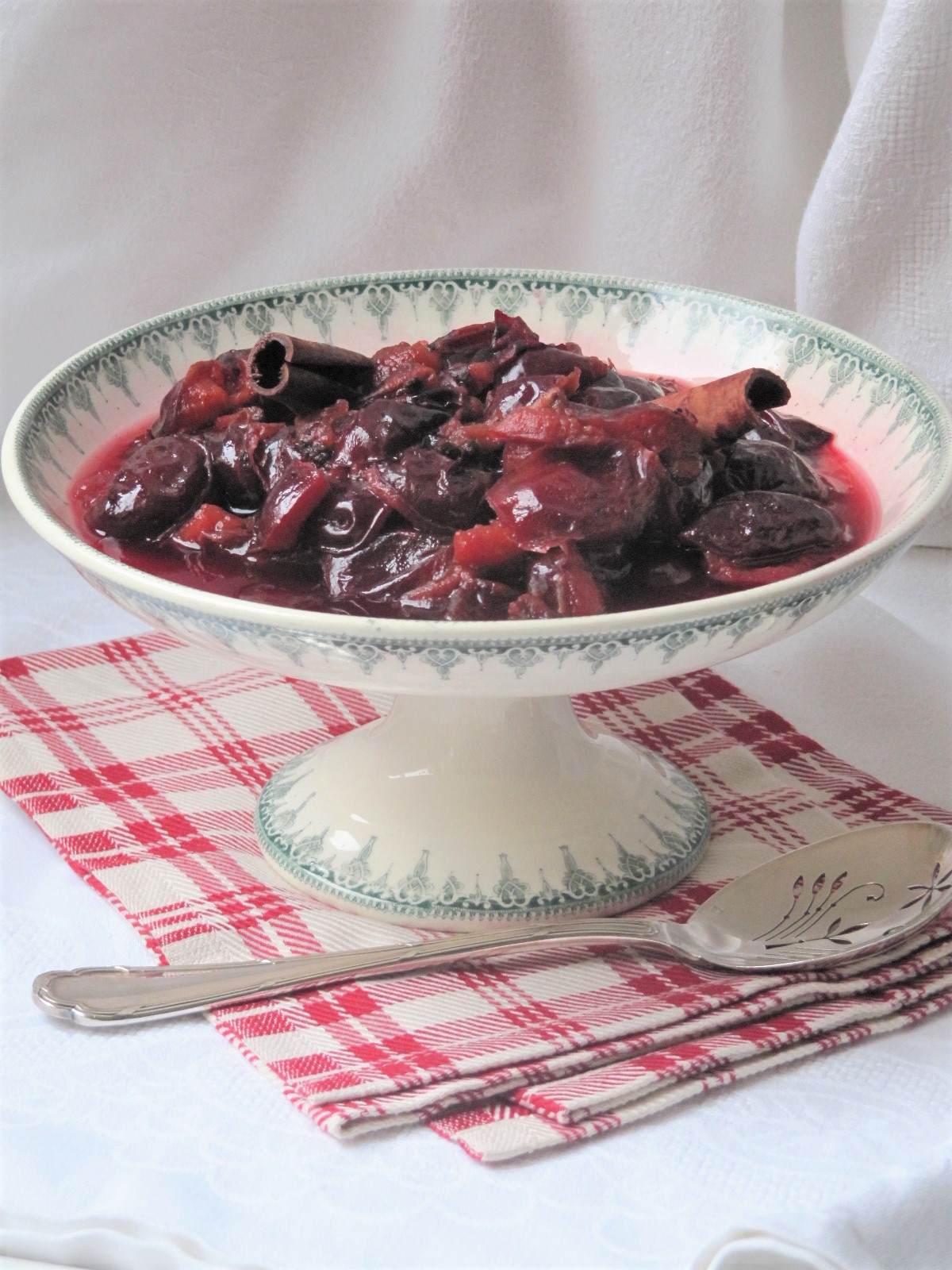 La cuisine d'ici et d'ISCA Compote de quetsches au vin épicé