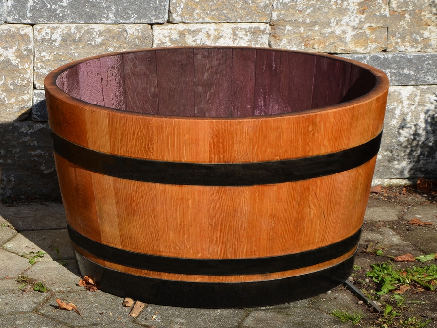 Macetas con barricas rústicas de madera